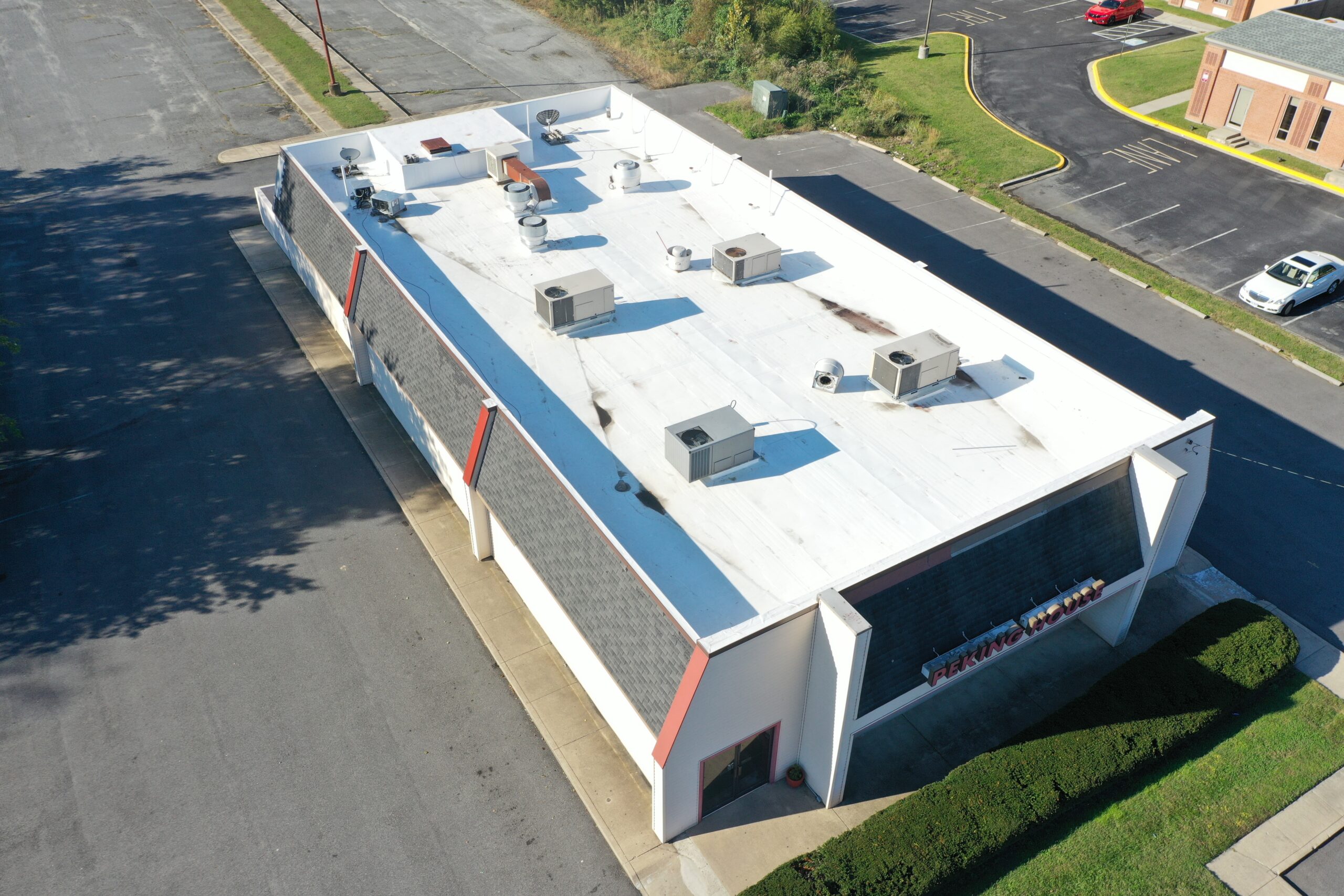 Peking House Restaurance in 2717 Ocean Gateway, Cambridge, MD 21613 got their roof replaced by G and Bros Roofing, your local commercial roofing contractor. G and Bros Roofing is located in Salisbury MD and replaced the Peking House's roof with a new Mule-Hide TPO roofing system.